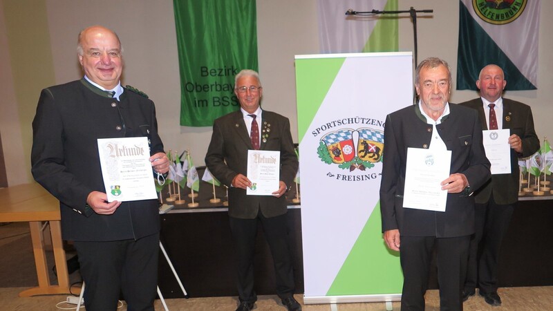 Höchste Auszeichnungen für die Schützen (v. l.) Herbert Freiberger, Hans Wimmer, Matthias Mayerhofer und Georg Anneser.