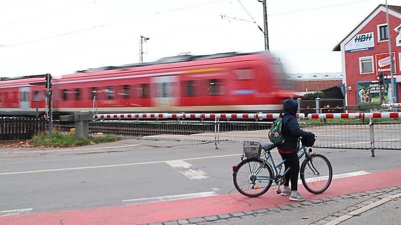 Der höhengleiche Bahnübergang in der Straubinger Straße soll beseitigt werden. Dafür wurde nun ein Antrag auf den Weg gebracht. Dass damit eine Unterführung kommt, ist noch nicht gesagt. Sie ist eine von vielen Varianten, die geprüft werden.