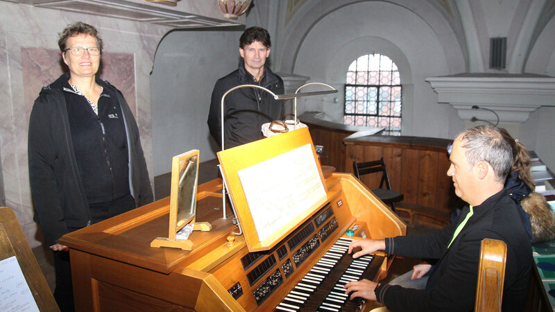 Geistliche Musik von Christian Rott an der Orgel und mit Gesang von Stephanie Weltrich-Streit (l.) und Markus Kunzendorf.