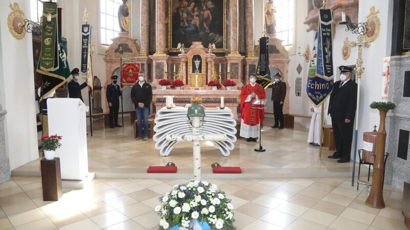 Pfarrer Konrad Eder zelebrierte den Gedenkgottesdienst in der Echinger Pfarrkirche.