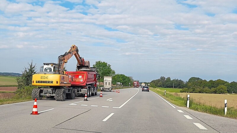Nach dem Unfall mit einem mit Diesel beladenen Tanklastzug am 7. August auf der B299 zwischen Geisenhausen und Vilsbiburg, begannen nun am Freitag die Arbeiten zum Wechsel der mit rund 13 000 Liter Diesel kontaminierten Erde.