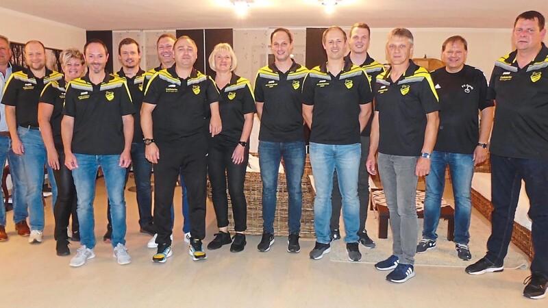 Diese Vorstandschaft leitet den FC Zandt bis 2025. Mit im Bild Bürgermeister Laumer.