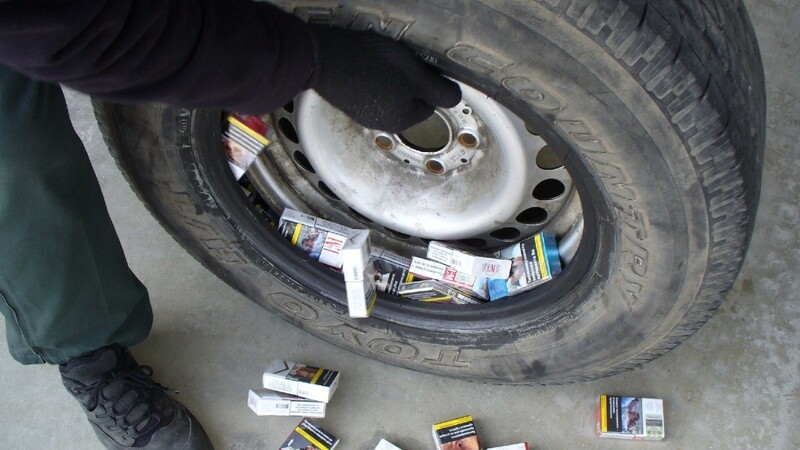 Die im Reifen versteckten Zigaretten.