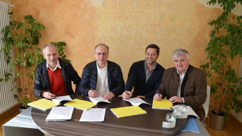 1. Bürgermeister von Niederwinkling Ludwig Waas (1. von rechts) und Christian Pfeffer, Vorstand des KU Niederwinkling, (2. von rechts) bei der Vertragsunterzeichung für einen Edeka-Shop in Niederwinkling.