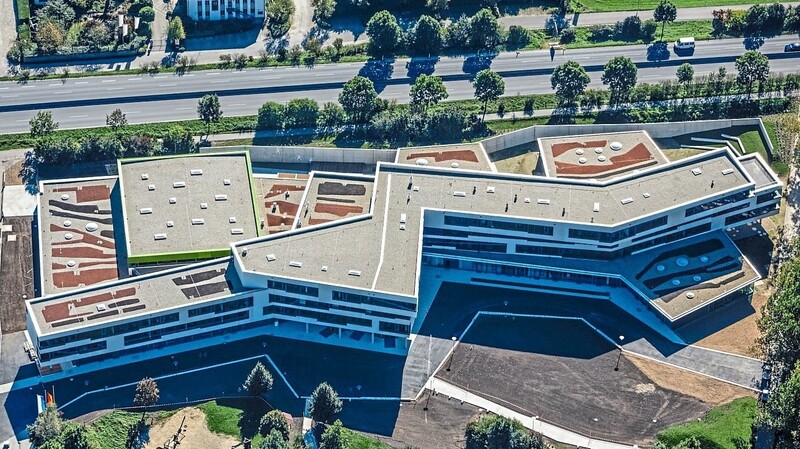 Eine Aufstockung des Gebäudes kommt als Variante zur Erweiterung des Ergoldinger Gymnasiums in Betracht.  Luftbild: Klaus Leidorf