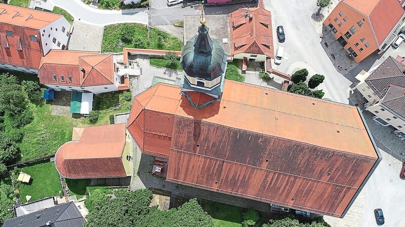 Mit einer Drohne machte die Kirchenverwaltung kaputte Ziegel auf dem Dach aus. Ein erfahrener Dachdecker und ein umsichtiger Kranführer machten sich am Donnerstag ans Werk, um die Schäden auszubessern.