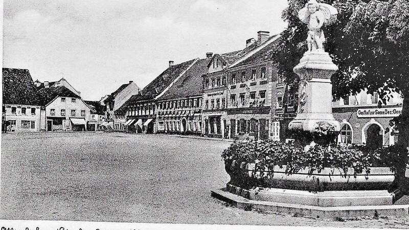 Aus dem damaligen Hindenburgplatz wurde bereits wenige Monate nach Ende des Zweiten Weltkrieges der Stadtplatz.