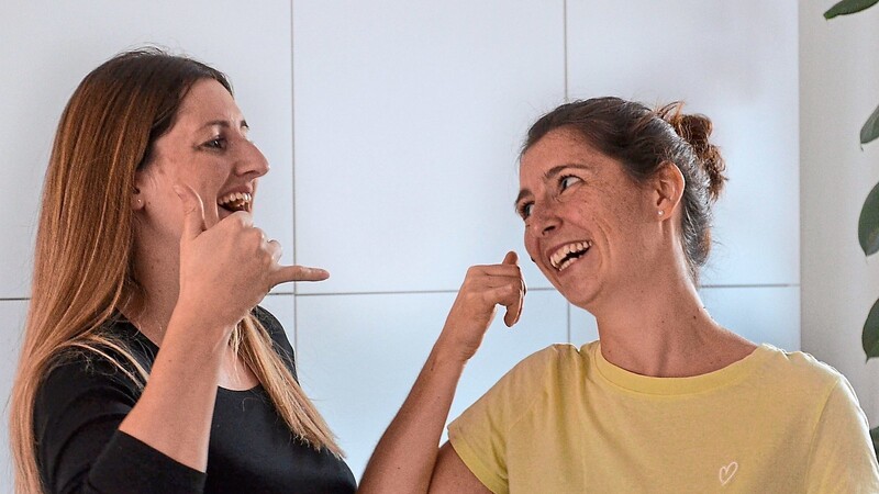 Lachyoga-Trainerin Sandra Schmid (r.) mit einer Teilnehmerin während der Übung "Handylachen".