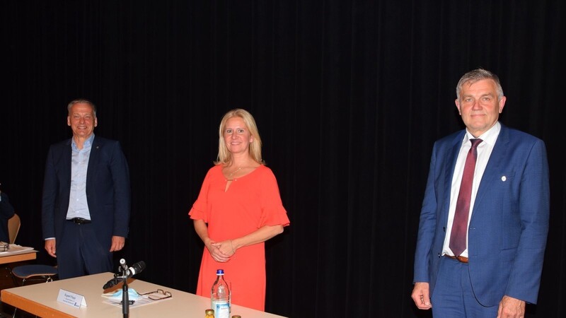 Die neu gewählte Kreisvorsitzende Susanne Hoyer, links ihr Stellvertreter Franz Heilmeier und rechts der neue Schriftführer Josef Dollinger.