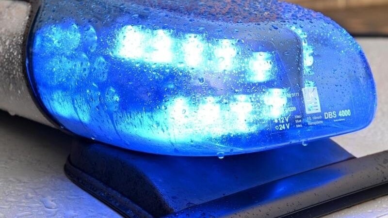 Ein Streifenwagen der Polizei hat das Blaulicht eingeschaltet. Foto: Carsten Rehder/dpa/Symbolbild