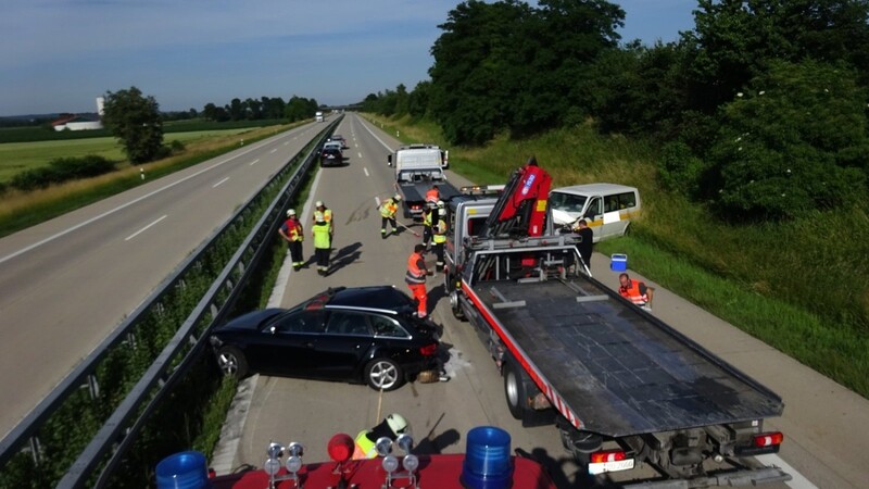 Schlachtfeld Autobahn: Bei zwei Unfällen wurden auf der A 92 vier Menschen verletzt.