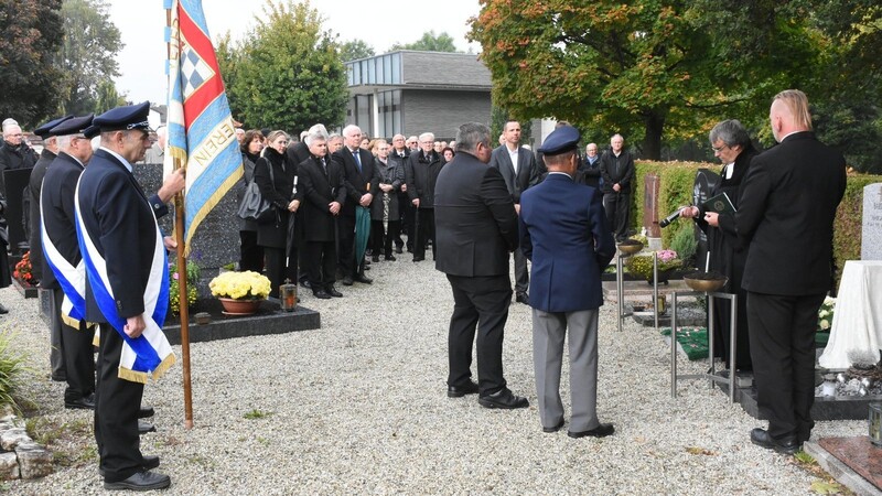 Auf dem Friedhof erwiesen die Trauergäste am Freitag Peter Barteit die letzte Ehre und verabschiedeten sich von ihm.