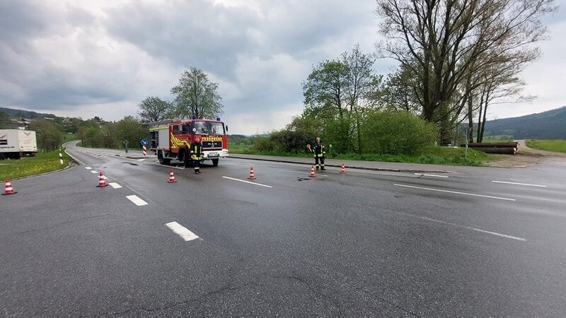 Die Einsatzkräfte der Feuerwehr Arnbruck kümmerten sich um die Verkehrsregelung.