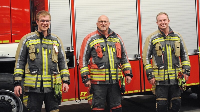 Kommandant Christian Florian (Mitte) und seine beiden Stellvertreter Armin Linhart (l.) und Tobias Varutti freuen sich auf ihre Führungsverantwortung im Feuerwehrdienst.