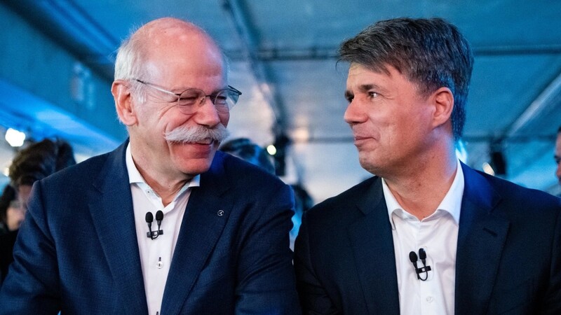BMW-Vorstandsvorsitzender Harald Krüger (r.) und Daimler-Chef Dieter Zetsche: Die beiden deutschen Premium-Autobauer arbeiten jetzt auch beim autonomen Fahren zusammen.