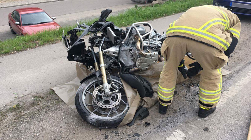 Ein Motorradfahrer überholte eine Schlange wartender Autos und wurde von einem Abbiegenden Wagen erfasst.