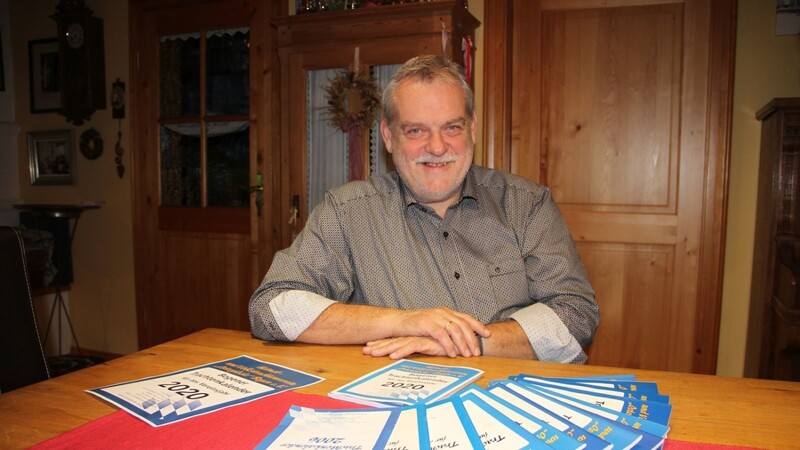 Seit fünfzehn Jahren zeichnet Hans Schedlbauer jun. für den Bogener Trachtenkalender verantwortlich.