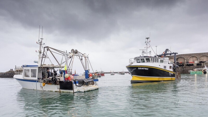 Französische Fischer blockieren den Hafen der Kanalinsel, sodass Fischerboote von dort nicht auslaufen können.