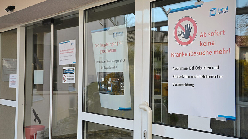 Der Eindruck täuscht. Zwar ist der Haupteingang des Mainburger Krankenhaus geschlossen, Notfallpatienten werden jedoch nach wie vor über den wegen des Coronavirus eigens eingerichteten, separaten Zugang am Besucherparkplatz aufgenommen.