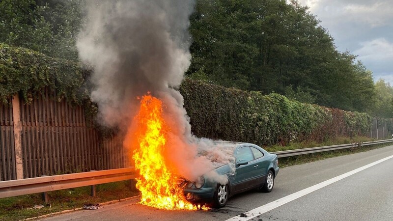 Ein grünes Auto brennt auf der Autobahn 93.