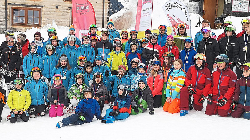 Die erfolgreichen Teilnehmer bei der Skimeisterschaft der Bayerischen Sportjugend.
