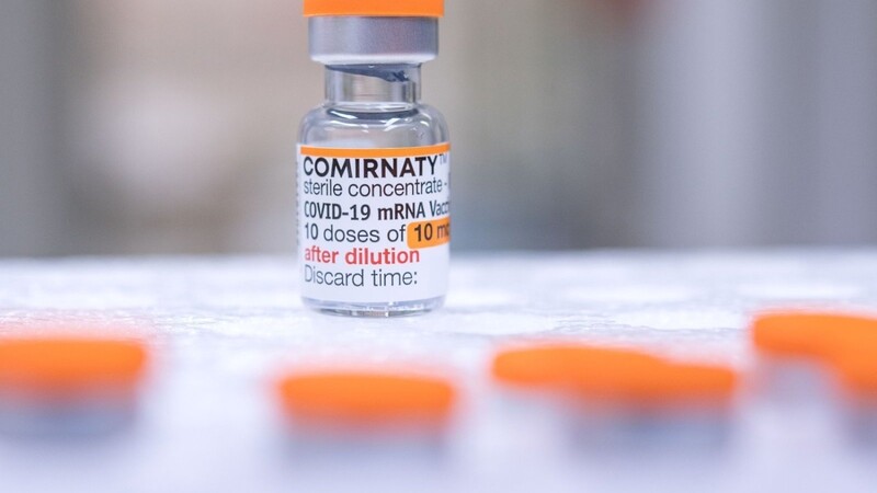 Eine Ampulle des Impfstoffs "Comirnaty" des Herstellers Biontech/Pfizer für Kinder von fünf bis elf Jahren.