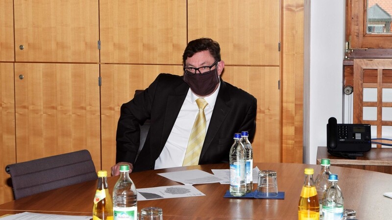 Landrat Martin Bayerstorfer, natürlich vorbildlich mit Maske bei der gestrigen Corona-Pressekonferenz.