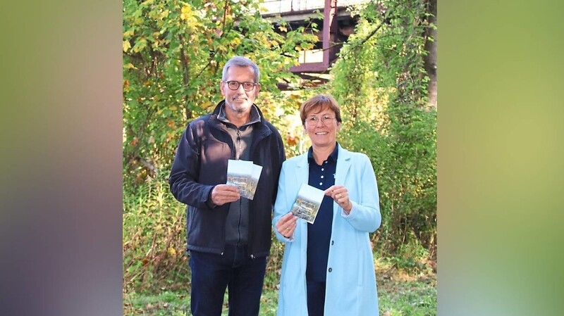An der Bockerlbahnbrücke hat Helmut Steininger gestern sein Werk vorgestellt. Kulturreferentin Heike Aichner bekam gleich ein Ex