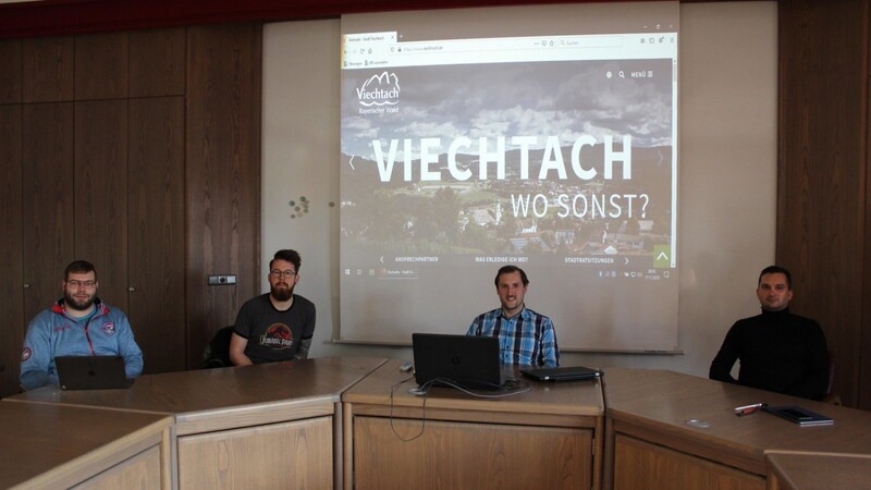 Mit der neuen Webseite im Hintergrund (v.li.): Fabian Fuihl (Hauptamt Stadt Viechtach), Tobias Bals (Pixeltypen), Geschäftsleiter der Stadt Markus Jungwirth und Christoph Motal (Newcomer).