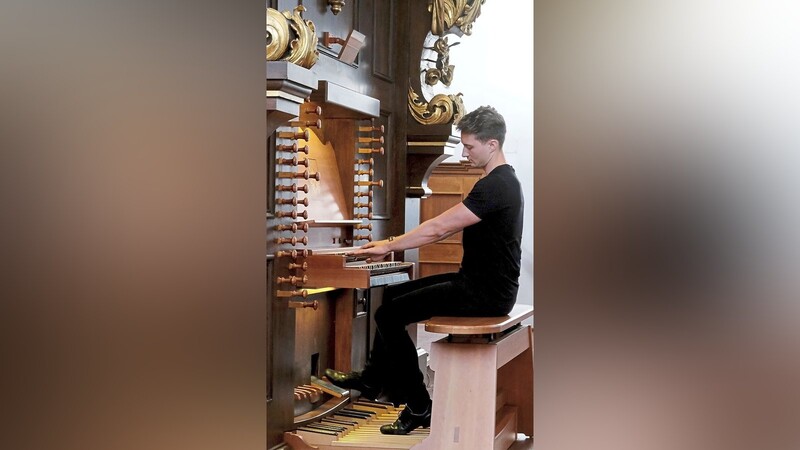 Mit "Abstand" ein voller Erfolg. Coronabedingt leider nur für 100 Gäste. Organist Raphael Vogl und sein Konzert in der Karmelitenkirche aus der Reihe"Bach & mehr" wurde von der Empore aus per Videoleinwand übertragen.