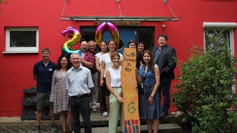 Das Team der Thomas-Wiser-Stiftung feiert das 20-jährige Bestehen der Jugendwohngruppe in Cham.