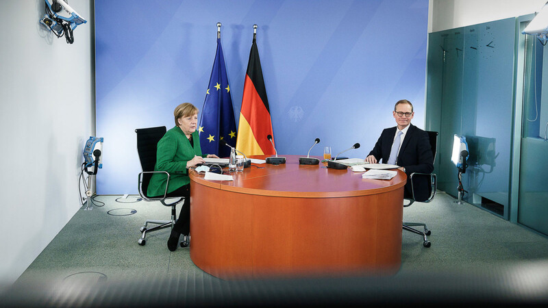Kanzlerin Angela Merkel und Berlins Bürgermeister Michael Müller bei der Videokonferenz mit den Ministerpräsidenten der Länder. Merkel hält Verreisen angesichts der dritten Corona-Welle für leichtsinnig.