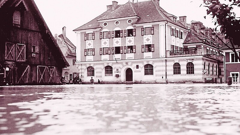 Beim Jahrhunderthochwasser 1954 war auch die Untere Stadt rechts der Isar teilweise überflutet. Damals war das 1920 erbaute Postgebäude noch als solches in Funktion und es stand der große Holzstadel gegenüber, der sogenannte Fischerstadel oder Sichartstadel.