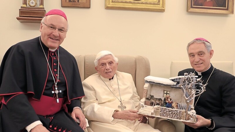 Der emeritierte Papst freute sich über die Krippe.