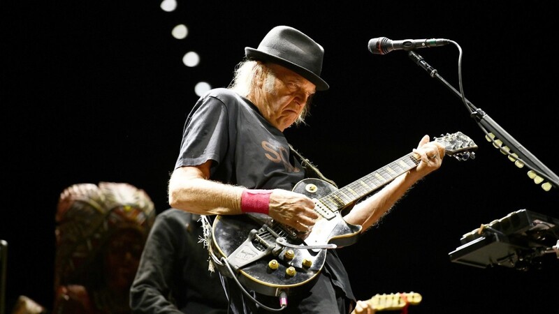 Gewohnt griesgrämiger Blick: Neil Young in der Olympiahalle München.
