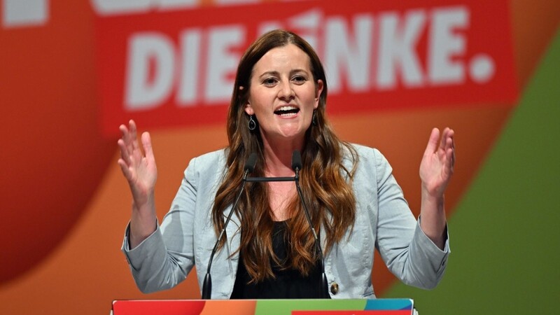 Janine Wissler (Die Linke) spricht nach ihrer Wiederwahl beim Bundesparteitag der Linken in der Messe Erfurt.