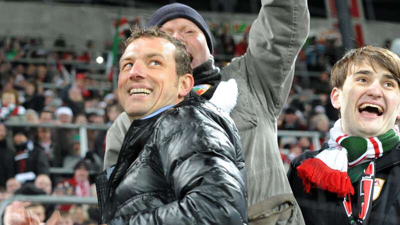 Nach dem 4:1-Sieg über Eintracht Braunschweig stieg Markus Weinzierl sogar auf den Zaun und feierte mit den Fans. (Foto: dpa)