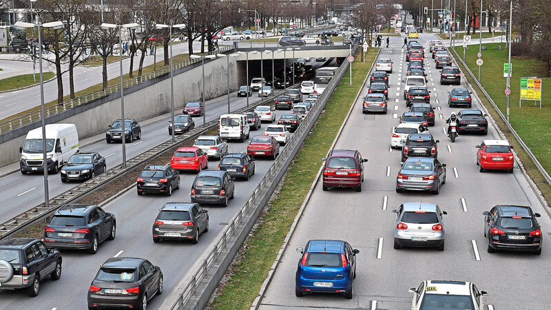 Viel Verkehr auf dem Mittleren Ring - das ist Alltag in München. Wie sich das ändern könnte, darüber diskutieren Experten und Politik seit Langem.