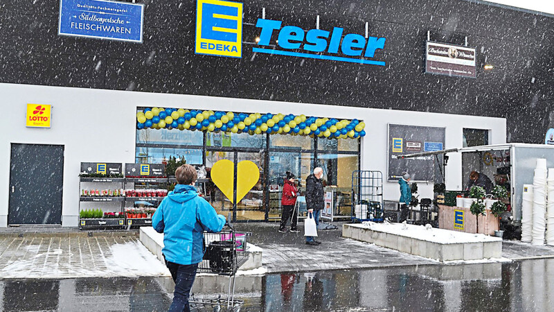 Trotz winterlichen Wetters kamen am Eröffnungstag viele neugierige Kunden.