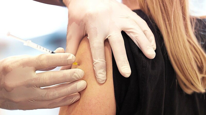 Eine junge Frau erhält das Serum von Biontech. Dieses oder das Vakzin von Moderna kommt zum Einsatz beim mobilen Impfzentrum.