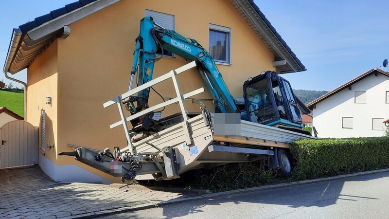 In Passau ist am Montag ein Bagger samt Anhänger in ein Wohnhaus gestürzt.