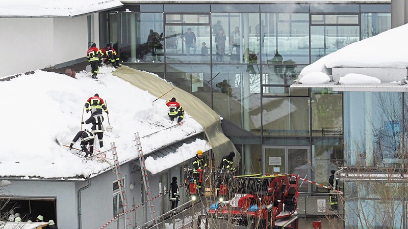 Eine niederbayerische Feuerwehrdelegation räumt den Schnee von einer Kinderklinik nahe Bad Tölz. Für die Patienten eine ungewöhnliche Ablenkung.