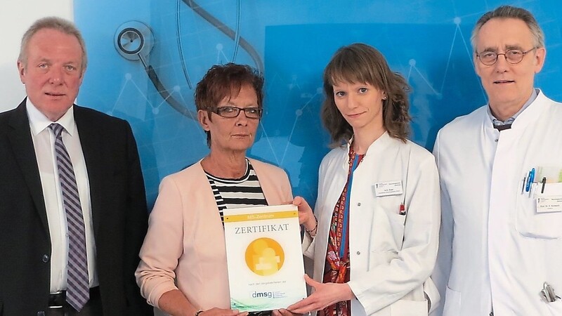 Sind stolz auf das neue Zertifikat (von links): Krankenhausdirektor Gerhard Schneider, Leiterin des ZBM Sylvia Pflieger, Oberärztin Dr. Anna Eser und Chefarzt Prof. Dr. Erwin Kunesch .