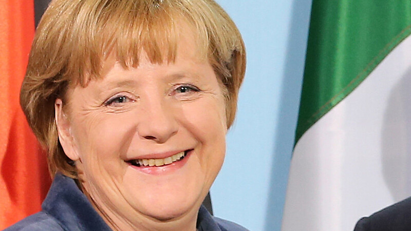 Bundeskanzlerin Merkel vor der deutschen und der irischen Flagge. (Symbolbild)