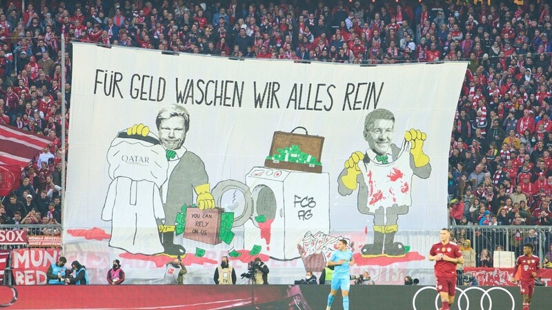 FC Bayern Fans drücken auf einem Banner ihre Unzufriedenheit mit der Katar-Politik ihres Vereins aus.