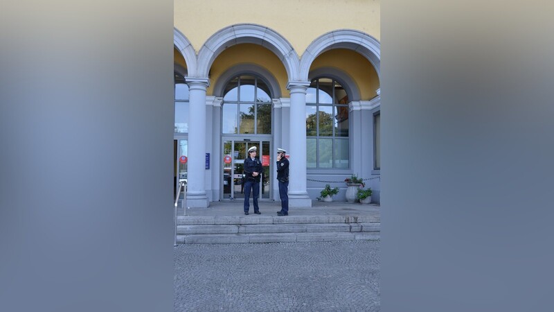 Die Bundespolizei schnappte einen gesuchten Kriminellen am Bahnhof Regensburg. (Symbolbild)