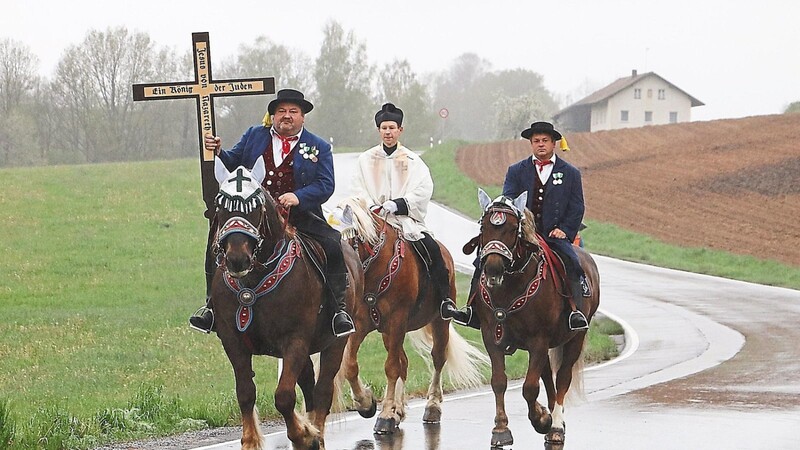 Nach zwei Jahren Pause, in denen nur drei Reiter das uralte Gelöbnis erneuerten, werden heuer wieder hunderte Pfingstreiter auf geschmückten Pferden nach Steinbühl ziehen.