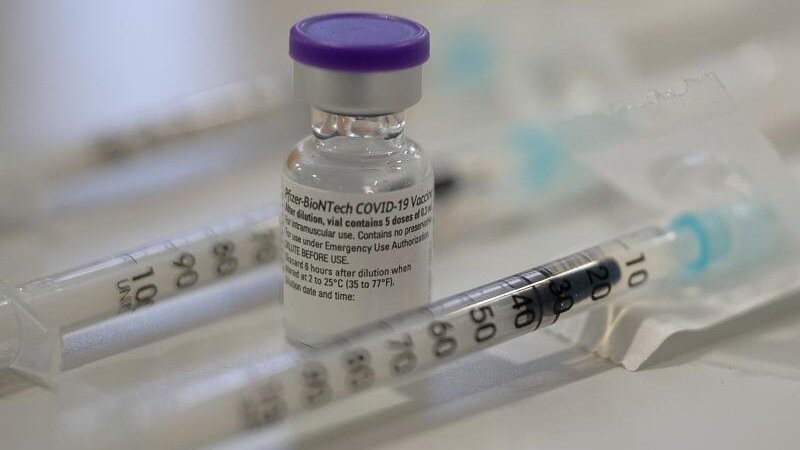 Aus dem Impfzentrum in Erding ist am Dienstagmorgen eine leere Impfstoff-Ampulle spurlos verschwunden. Die Polizei ermittelt. (Symbolbild)
