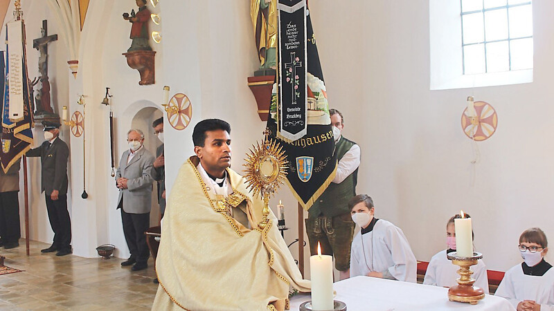 Pater Jis Mangaly spendete mit der Monstranz den eucharistischen Segen in alle vier Himmelsrichtungen.