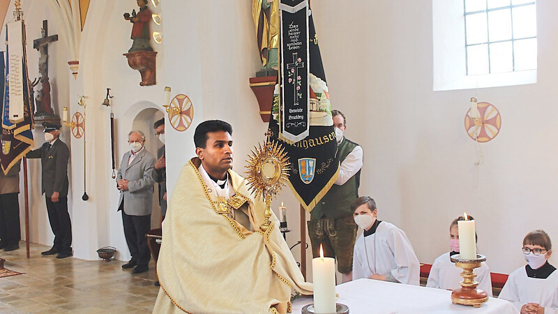Pater Jis Mangaly spendete mit der Monstranz den eucharistischen Segen in alle vier Himmelsrichtungen.